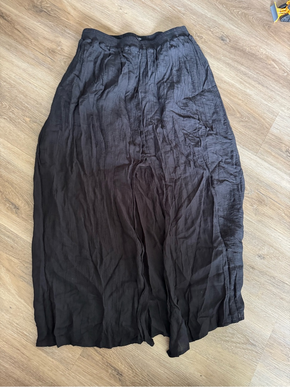 BloomChic Black Crinkle Maxi Skirt with front slit